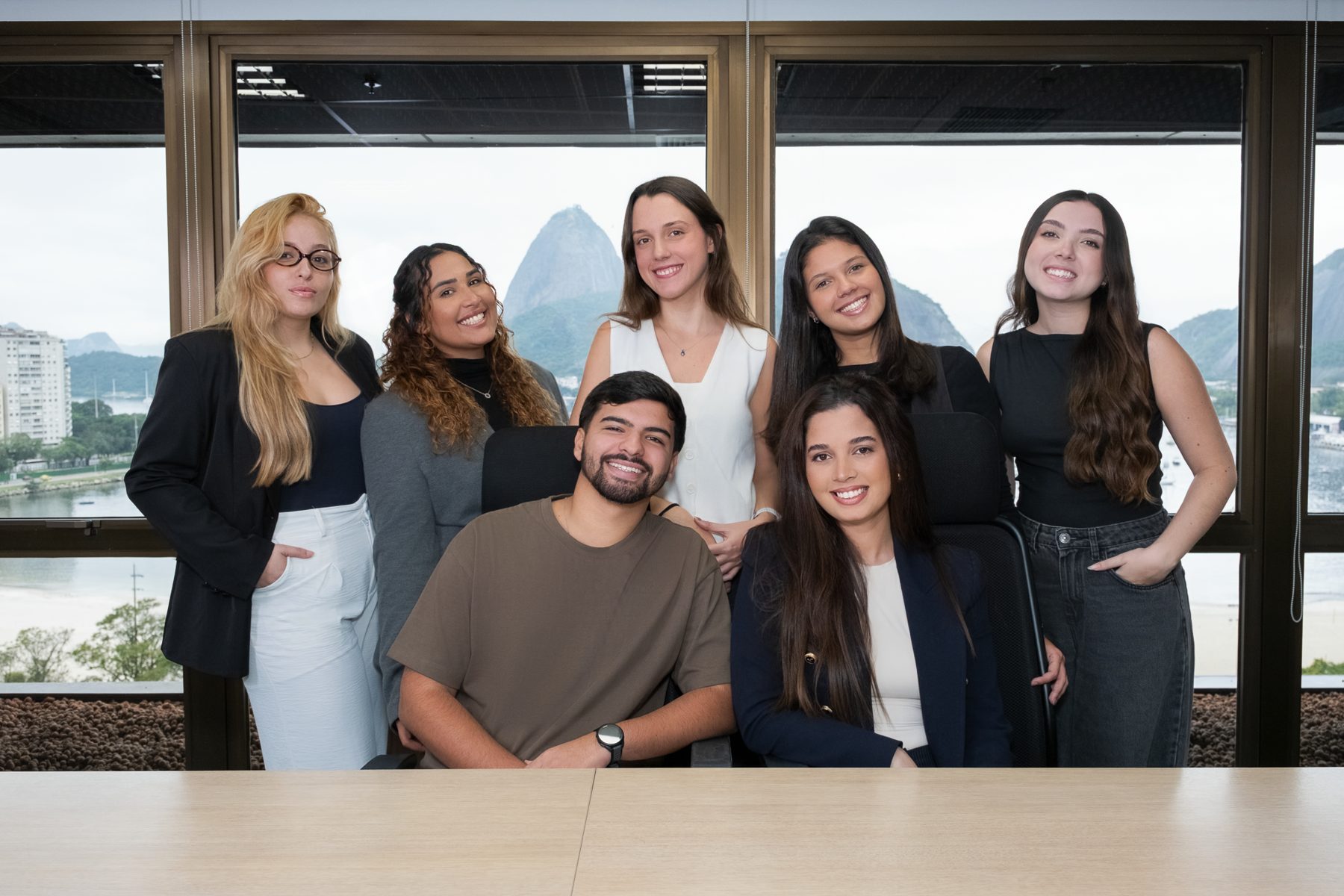 Os Minders reunidos no escritório da Mind, com o Pão de Açúcar ao fundo